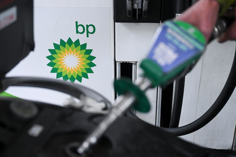 Una persona carga combustible en una estación gasolinera de la empresa británica BP. Una persona carga combustible en una estación gasolinera de la empresa británica BP.