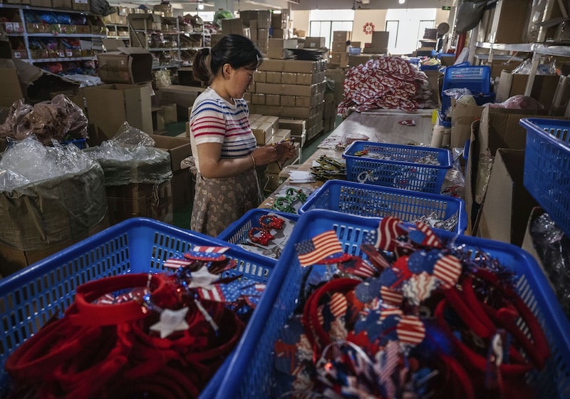 Artículos fabricados para el mercado estadounidense en una fábrica de la provincia de Zhejiang el 28 de abril. Fotógrafo: Kevin Frayer/Getty Images. Artículos fabricados para el mercado estadounidense en una fábrica de la provincia de Zhejiang el 28 de abril. Fotógrafo: Kevin Frayer/Getty Images.