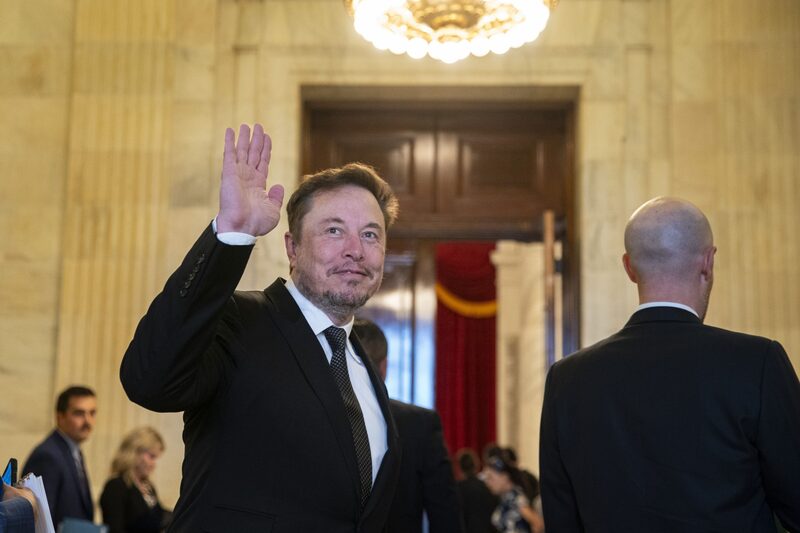 Elon Musk, CEO da Tesla, chega para um Fórum de Inteligência Artificial (IA) bipartidário do Senado no Capitólio em Washington, DC, EUA, na quarta-feira, 13 de setembro de 2023. Elon Musk, CEO da Tesla, chega para um Fórum de Inteligência Artificial (IA) bipartidário do Senado no Capitólio em Washington, DC, EUA, na quarta-feira, 13 de setembro de 2023.