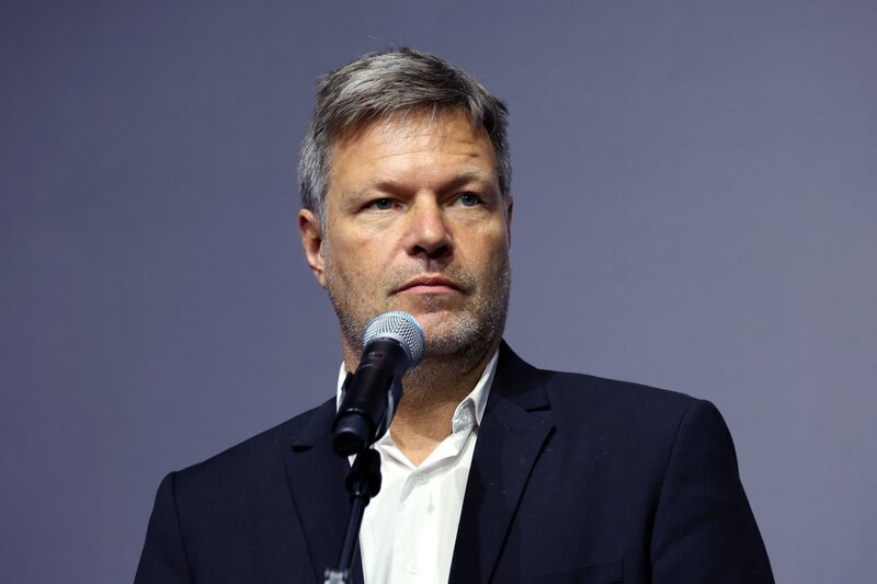 Robert Habeck, colíder del Partido Verde, durante una declaración tras las conversaciones sobre la coalición en el Campus EUREF de Berlín, Alemania, el martes 5 de octubre de 2021. Una delegación encabezada por Armin Laschet, el asediado candidato a canciller por el bloque de Merkels, se reunió con los Verdes mientras los conservadores luchan por mantener sus posibilidades de liderar el próximo gobierno alemán. Fotógrafo: Liesa Johannssen-Koppitz/Bloomberg Robert Habeck, colíder del Partido Verde, durante una declaración tras las conversaciones sobre la coalición en el Campus EUREF de Berlín, Alemania, el martes 5 de octubre de 2021. Una delegación encabezada por Armin Laschet, el asediado candidato a canciller por el bloque de Merkels, se reunió con los Verdes mientras los conservadores luchan por mantener sus posibilidades de liderar el próximo gobierno alemán. Fotógrafo: Liesa Johannssen-Koppitz/Bloomberg