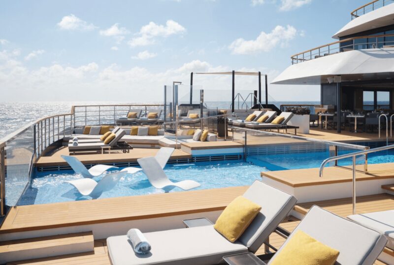 Deck do super iate Evrima, do The Ritz-Carlton Yacht Collection (Foto: Reprodução) Deck do super iate Evrima, do The Ritz-Carlton Yacht Collection (Foto: Reprodução)