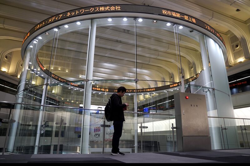 Un teletipo electrónico se muestra en la Bolsa de Tokio (TSE), operada por Japan Exchange Group Inc. (JPX), en Tokio, Japón. Un teletipo electrónico se muestra en la Bolsa de Tokio (TSE), operada por Japan Exchange Group Inc. (JPX), en Tokio, Japón.