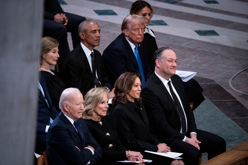 La exprimera dama Laura Bush, de atrás a la izquierda, el expresidente estadounidense Barack Obama, el presidente electo Donald Trump, la primera dama Melania Trump, y el presidente estadounidense Joe Biden, de delante a la izquierda, la primera dama Jill Biden, la vicepresidenta Kamala Harris, y el segundo caballero Doug Emhoff durante el servicio fúnebre del fallecido expresidente estadounidense Jimmy Carter en la Catedral Nacional de Washington en Washington. La exprimera dama Laura Bush, de atrás a la izquierda, el expresidente estadounidense Barack Obama, el presidente electo Donald Trump, la primera dama Melania Trump, y el presidente estadounidense Joe Biden, de delante a la izquierda, la primera dama Jill Biden, la vicepresidenta Kamala Harris, y el segundo caballero Doug Emhoff durante el servicio fúnebre del fallecido expresidente estadounidense Jimmy Carter en la Catedral Nacional de Washington en Washington.