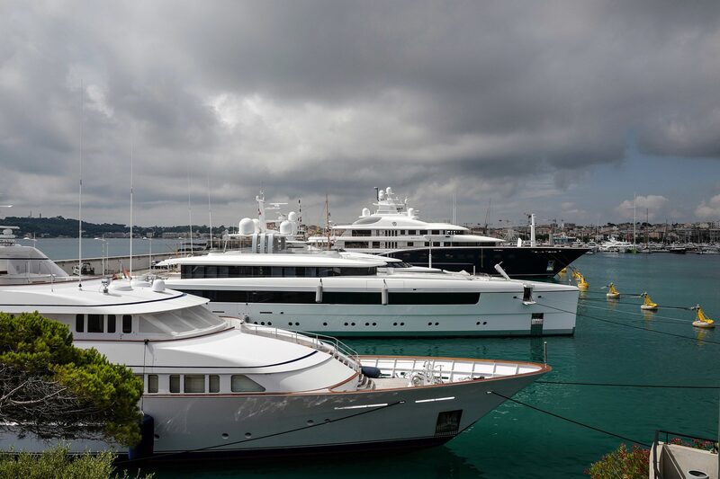 Súper yates anclados en el "Quai des milliardaires" en la ciudad de la riviera francesa de Antibes. Súper yates anclados en el "Quai des milliardaires" en la ciudad de la riviera francesa de Antibes.
