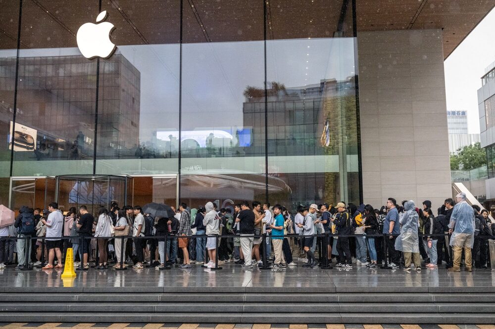 Los clientes hacen fila fuera de la tienda Apple Inc. Sanlitun en Pekín el pasado mes de septiembre. Los clientes hacen fila fuera de la tienda Apple Inc. Sanlitun en Pekín el pasado mes de septiembre.