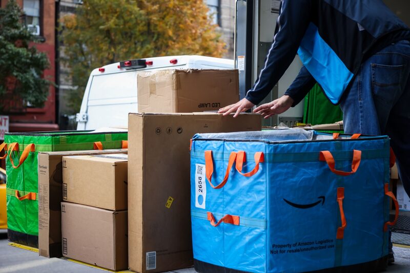 Un trabajador clasifica paquetes de Amazon en Nueva York, EE.UU. Fotografía: Michael Nagle/Bloomberg. Un trabajador clasifica paquetes de Amazon en Nueva York, EE.UU. Fotografía: Michael Nagle/Bloomberg.