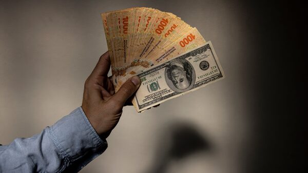 Dólar MEP hoy en Argentina: ¿conviene comprar con Ledes en vez de bonos? Dólar MEP hoy en Argentina: ¿conviene comprar con Ledes en vez de bonos?