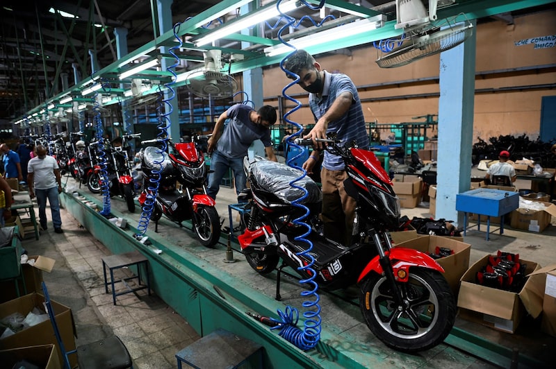 Trabajadores ensamblan motocicletas en una planta de montaje en Santa Clara, Cuba. Foto: Yamil Lage/AFP/Getty Images Trabajadores ensamblan motocicletas en una planta de montaje en Santa Clara, Cuba. Foto: Yamil Lage/AFP/Getty Images
