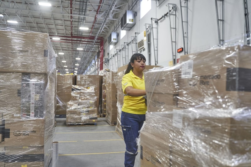 Un trabajador prepara un envío de mercancías en el Centro de Distribución MercadoLibre (Cedis) en Prologis Park Grande en Tepotzotlán, Estado de México, México, el martes 29 de noviembre de 2022. Un trabajador prepara un envío de mercancías en el Centro de Distribución MercadoLibre (Cedis) en Prologis Park Grande en Tepotzotlán, Estado de México, México, el martes 29 de noviembre de 2022.
