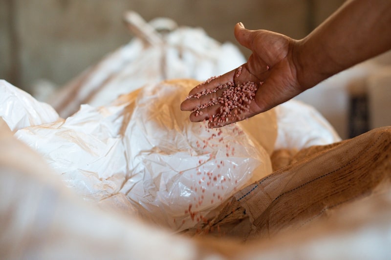 Fertilizante almacenado en un depósito en una granja cerca de Brasilia. Fertilizante almacenado en un depósito en una granja cerca de Brasilia.