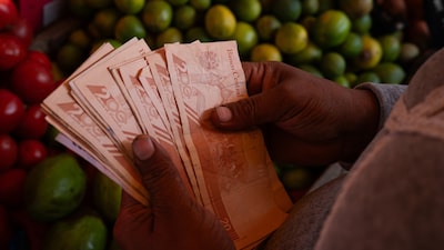 Las renovadas subastas de dólares en Venezuela son demasiado tibias para fortalecer el bolívar Las renovadas subastas de dólares en Venezuela son demasiado tibias para fortalecer el bolívar