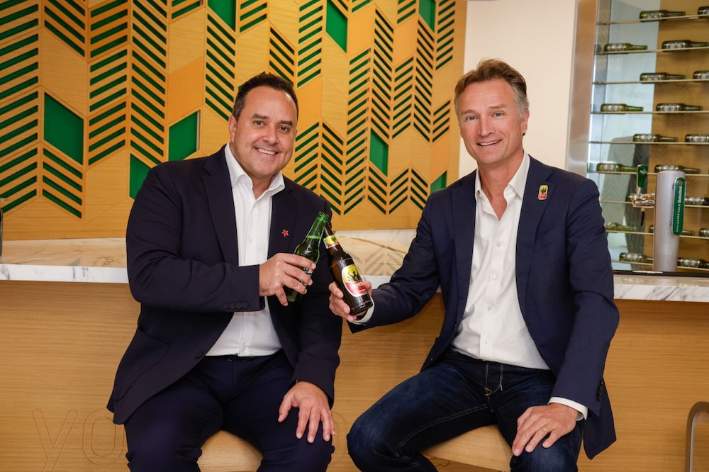 Rolando Carvajal, gerente general de Heineken Costa Rica, con Dolf van den Brink, CEO y chairman de Heineken N.V. Rolando Carvajal, gerente general de Heineken Costa Rica, con Dolf van den Brink, CEO y chairman de Heineken N.V.