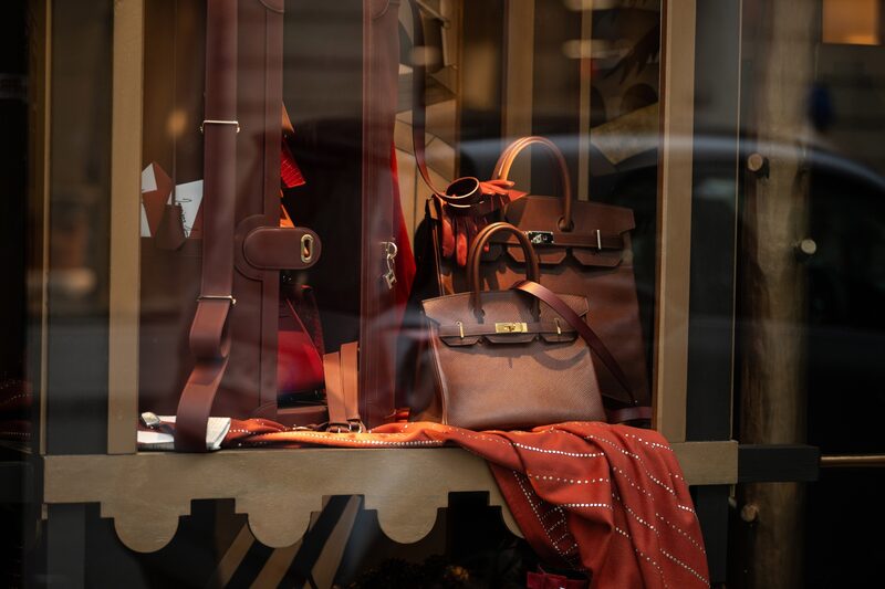 O valor de mercado da Hermès subiu para cerca de 86% do valor da LVMH, embora ela tenha menos de um quinto da receita de sua rival O valor de mercado da Hermès subiu para cerca de 86% do valor da LVMH, embora ela tenha menos de um quinto da receita de sua rival