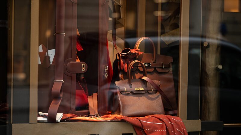 Hermès chega a € 300 bilhões em valor de mercado e desafia LVMH no topo do luxo Hermès chega a € 300 bilhões em valor de mercado e desafia LVMH no topo do luxo