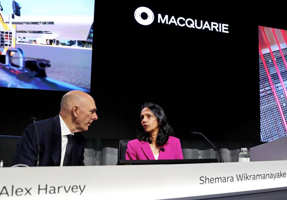 Alex Harvey, CFO demissionário da Macquarie, à esquerda, e Shemara Wikramanayake, CEO, na reunião de acionistas da empresa em 24 de julho. (Foto: Lisa Maree Williams/Bloomberg) Alex Harvey, CFO demissionário da Macquarie, à esquerda, e Shemara Wikramanayake, CEO, na reunião de acionistas da empresa em 24 de julho. (Foto: Lisa Maree Williams/Bloomberg)