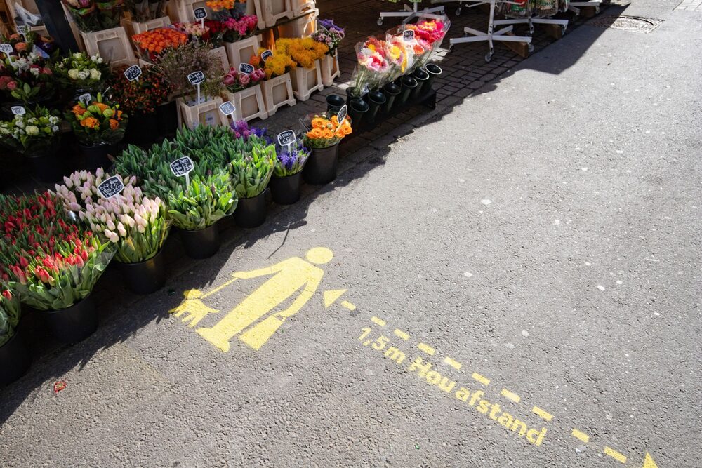 Distanciamiento social marcado al lado de un puesto de flores en el mercado en Muntplein, en Amsterdam, Holanda, el miércoles 28 de abirl, 2021. Tiendas, restaurantes y cafes han abierto parcialmente mientras más personas se siguen vacunando. Fotógrafo: Peter Boer/Bloombergt Distanciamiento social marcado al lado de un puesto de flores en el mercado en Muntplein, en Amsterdam, Holanda, el miércoles 28 de abirl, 2021. Tiendas, restaurantes y cafes han abierto parcialmente mientras más personas se siguen vacunando. Fotógrafo: Peter Boer/Bloombergt