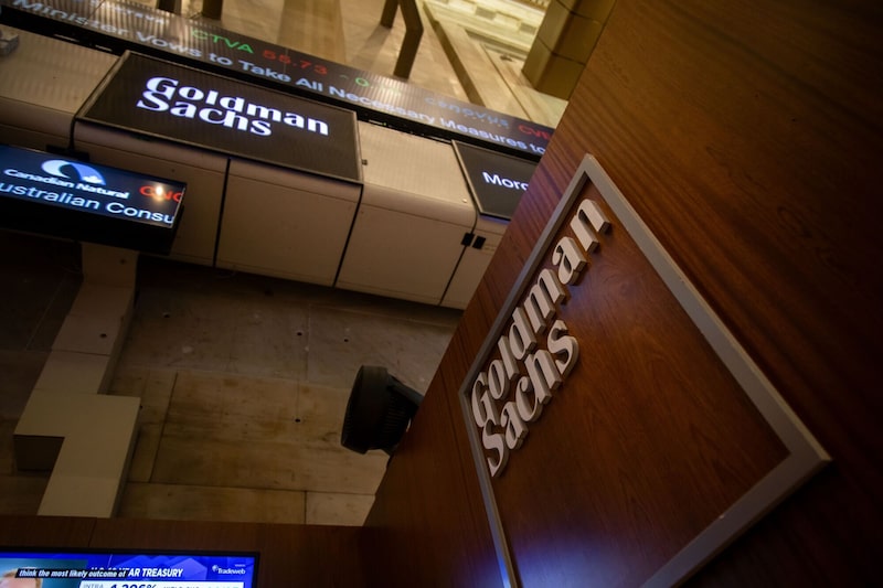 Pantallas con el logo de Goldman Sachs. Pantallas con el logo de Goldman Sachs.
