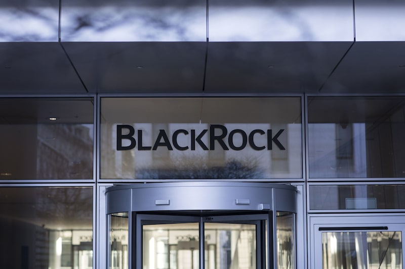 El logotipo de BlackRock Inc. se exhibe en la entrada de sus oficinas de Londres (Reino Unido) el viernes 7 de febrero de 2020. El logotipo de BlackRock Inc. se exhibe en la entrada de sus oficinas de Londres (Reino Unido) el viernes 7 de febrero de 2020.