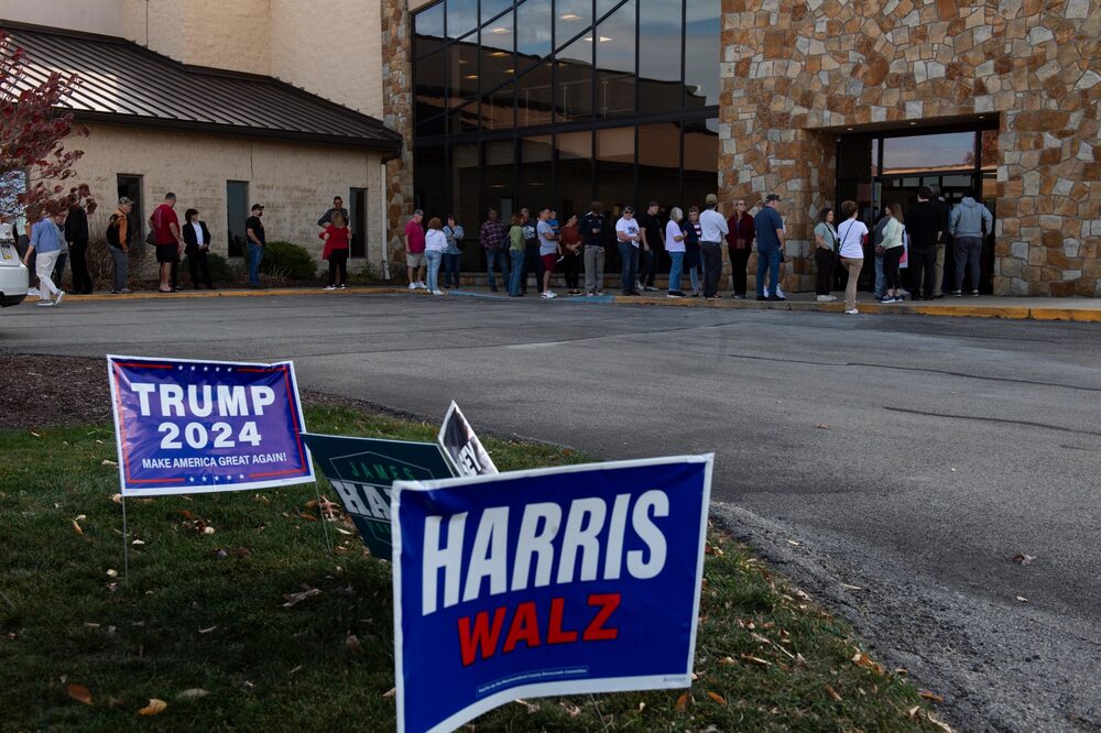 Votantes esperan en fila fuera de un colegio electoral en Pensilvania. Votantes esperan en fila fuera de un colegio electoral en Pensilvania.