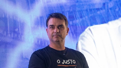 Trump se reúne com Flávio Bolsonaro em encontro na Casa Branca Trump se reúne com Flávio Bolsonaro em encontro na Casa Branca