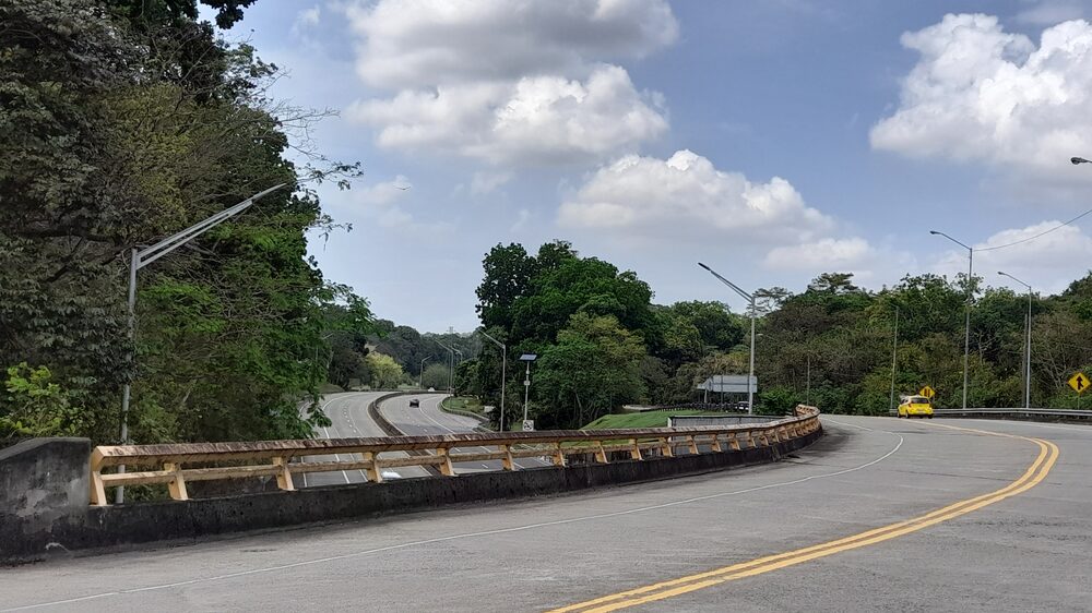 Corredor Norte, carretera que dividió el Parque Natural Metropolitano. Corredor Norte, carretera que dividió el Parque Natural Metropolitano.
