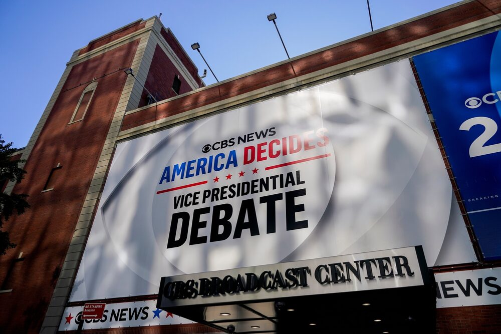 Carteles del debate que se transmitirá por la cadena CBS en Nueva York. Carteles del debate que se transmitirá por la cadena CBS en Nueva York.