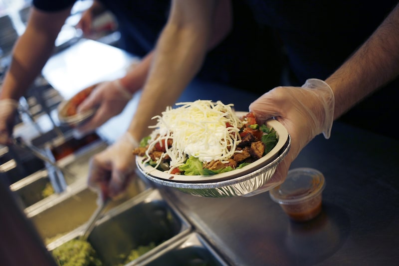Un empleado prepara un burrito bowl en un restaurante de Chipotle Mexican Grill Inc. Fotografía: Luke Sharrett/Bloomberg Un empleado prepara un burrito bowl en un restaurante de Chipotle Mexican Grill Inc. Fotografía: Luke Sharrett/Bloomberg