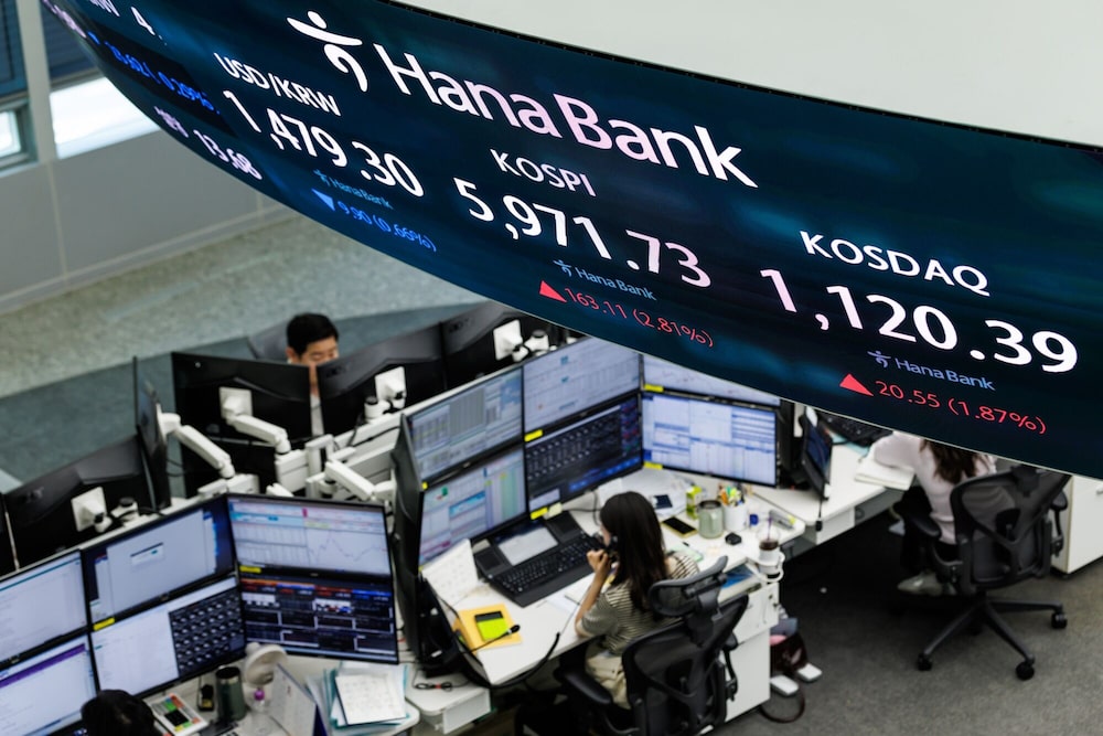 Una pantalla muestra el tipo de cambio entre el won surcoreano y el dólar estadounidense (a la izquierda), el Índice Compuesto de Precios de la Bolsa de Corea (KOSPI) y el Índice Automatizado de Cotizaciones de los Distribuidores de Valores de Corea (KOSDAQ) en una sala de operaciones del Banco Hana en Seúl, Corea del Sur. Una pantalla muestra el tipo de cambio entre el won surcoreano y el dólar estadounidense (a la izquierda), el Índice Compuesto de Precios de la Bolsa de Corea (KOSPI) y el Índice Automatizado de Cotizaciones de los Distribuidores de Valores de Corea (KOSDAQ) en una sala de operaciones del Banco Hana en Seúl, Corea del Sur.