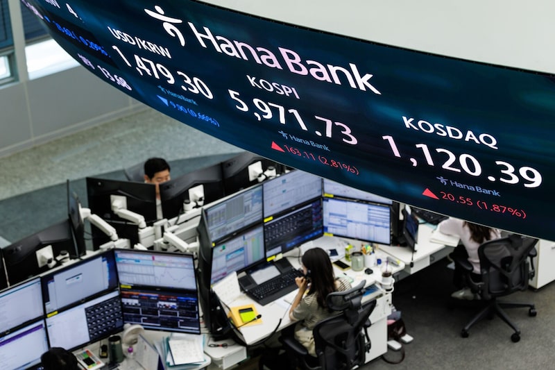 Una pantalla muestra la tasa de cambio entre el won surcoreano y el dólar estadounidense, a la izquierda, el índice bursátil compuesto de Corea (KOSPI) y el mercado de valores de Corea (KOSDAQ) en una sala de operaciones del Hana Bank en Seúl, Corea del Sur, el martes 14 de abril de 2026. Una pantalla muestra la tasa de cambio entre el won surcoreano y el dólar estadounidense, a la izquierda, el índice bursátil compuesto de Corea (KOSPI) y el mercado de valores de Corea (KOSDAQ) en una sala de operaciones del Hana Bank en Seúl, Corea del Sur, el martes 14 de abril de 2026.