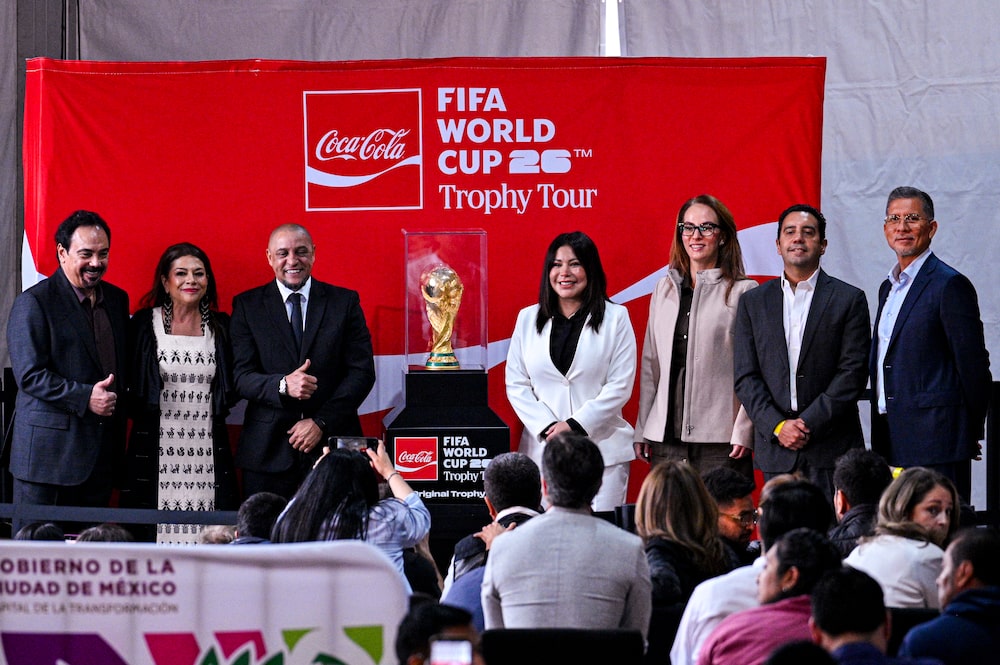 El Trofeo Original de la Copa Mundial de la FIFA cierra su tour internacional en Ciudad de México y es exhibida en Utopía Mixiuhca del 5 al 8 de junio.
(De izquierda a derecha) Hugo Sánchez, exfutbolista mexicano; Clara Brugada, jefa de gobierno de Ciudad de México; Roberto Carlos, exfutbolista campeón del Mundo con la selección de Brasi; Lourdes Paz, alcaldesa de Iztacalco; Gabriela Cuevas, representante de México ante la FIFA; Rodrigo Martínez, vicepresidente de operaciones de Coca-Cola México, y Fabricio Ponce, director general de Coca-Cola FEMSA México. El Trofeo Original de la Copa Mundial de la FIFA cierra su tour internacional en Ciudad de México y es exhibida en Utopía Mixiuhca del 5 al 8 de junio.
(De izquierda a derecha) Hugo Sánchez, exfutbolista mexicano; Clara Brugada, jefa de gobierno de Ciudad de México; Roberto Carlos, exfutbolista campeón del Mundo con la selección de Brasi; Lourdes Paz, alcaldesa de Iztacalco; Gabriela Cuevas, representante de México ante la FIFA; Rodrigo Martínez, vicepresidente de operaciones de Coca-Cola México, y Fabricio Ponce, director general de Coca-Cola FEMSA México.