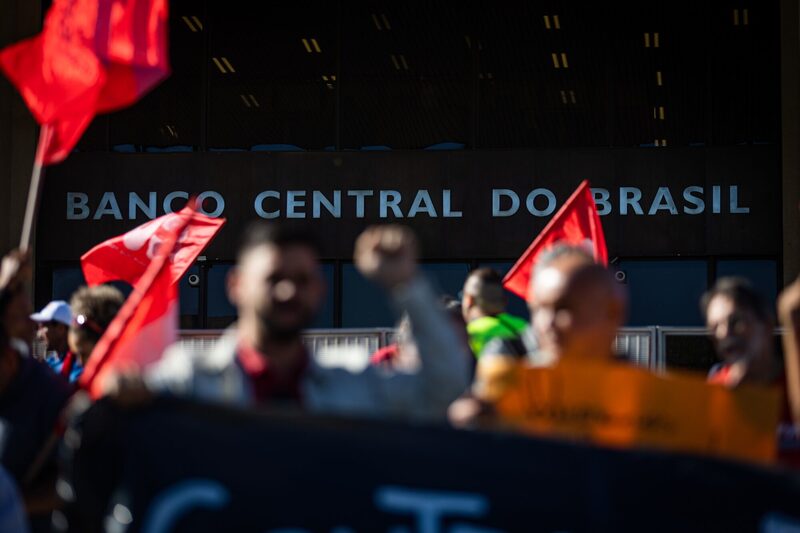 Manifestantes de la Central Unificada de Trabajadores (CUT) protestan ante la sede del Banco Central en Brasilia, Brasil, el martes 20 de junio de 2023. Manifestantes de la Central Unificada de Trabajadores (CUT) protestan ante la sede del Banco Central en Brasilia, Brasil, el martes 20 de junio de 2023.