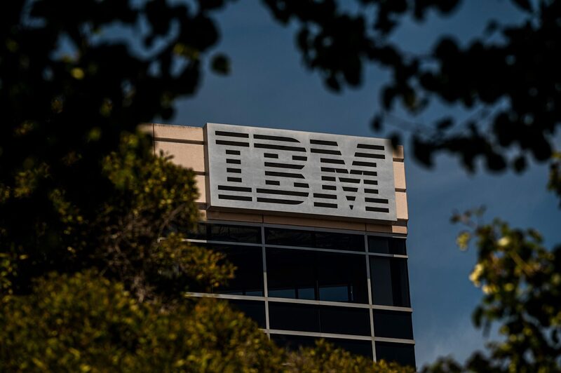 IBM ha trabajado para transformarse de una empresa informática convencional en otra centrada en software y servicios de alto crecimiento. IBM ha trabajado para transformarse de una empresa informática convencional en otra centrada en software y servicios de alto crecimiento.