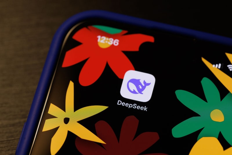 El logotipo de la aplicación móvil de inteligencia artificial DeepSeek, en Riga (Letonia), el lunes 27 de enero de 2025. La startup china de inteligencia artificial DeepSeek sacudió el lunes los mercados bursátiles tecnológicos mundiales, lo que ha suscitado dudas sobre el dominio tecnológico de Estados Unidos. El logotipo de la aplicación móvil de inteligencia artificial DeepSeek, en Riga (Letonia), el lunes 27 de enero de 2025. La startup china de inteligencia artificial DeepSeek sacudió el lunes los mercados bursátiles tecnológicos mundiales, lo que ha suscitado dudas sobre el dominio tecnológico de Estados Unidos.