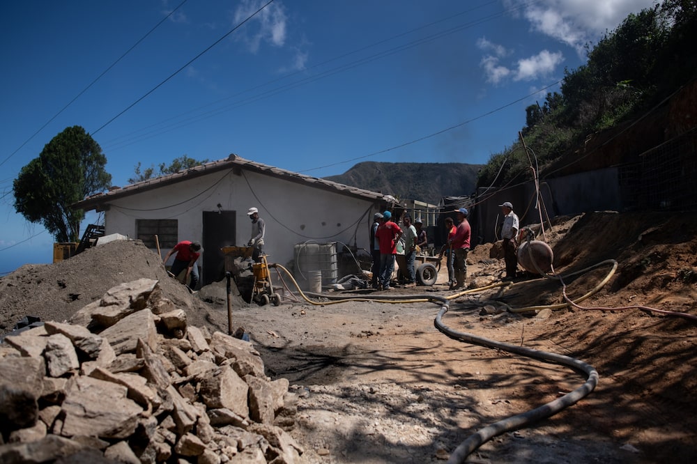 Construcción cerca de una casa de estilo tradicional en Galipán.Fotógrafo: Gaby Oraa/Bloomberg Construcción cerca de una casa de estilo tradicional en Galipán.Fotógrafo: Gaby Oraa/Bloomberg