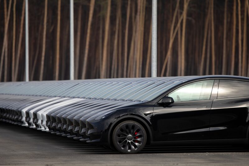 Musk descreveu as novas fábricas abertas recentemente perto de Berlim e em Austin, no Texas, como “gigantescas fornalhas de dinheiro” Musk descreveu as novas fábricas abertas recentemente perto de Berlim e em Austin, no Texas, como “gigantescas fornalhas de dinheiro”