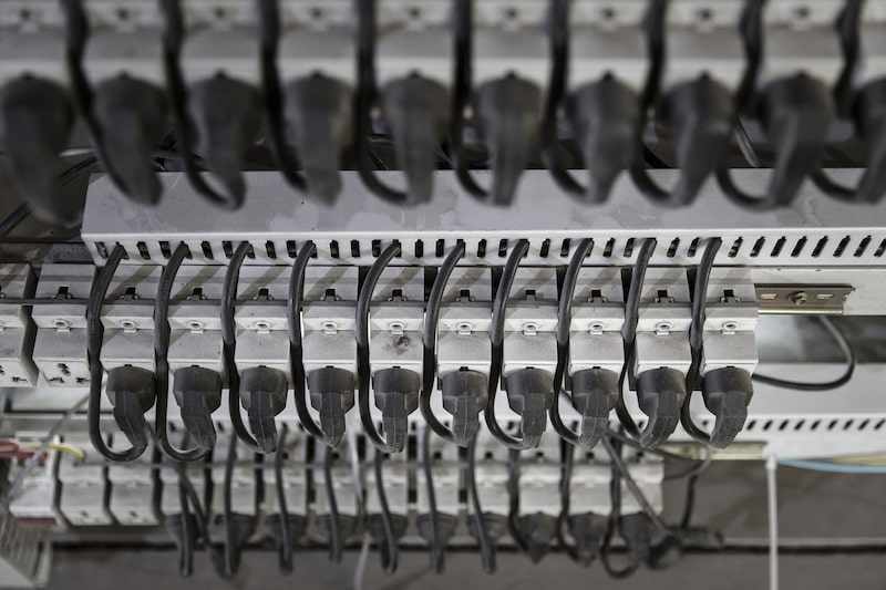 Cables de alimentación para las máquinas de minería de bitcoin se conectan a las tomas de corriente en una instalación de minería operada por Bitmain Technologies Ltd. en Ordos, Mongolia Interior, China, el viernes 11 de agosto de 2017. Cables de alimentación para las máquinas de minería de bitcoin se conectan a las tomas de corriente en una instalación de minería operada por Bitmain Technologies Ltd. en Ordos, Mongolia Interior, China, el viernes 11 de agosto de 2017.