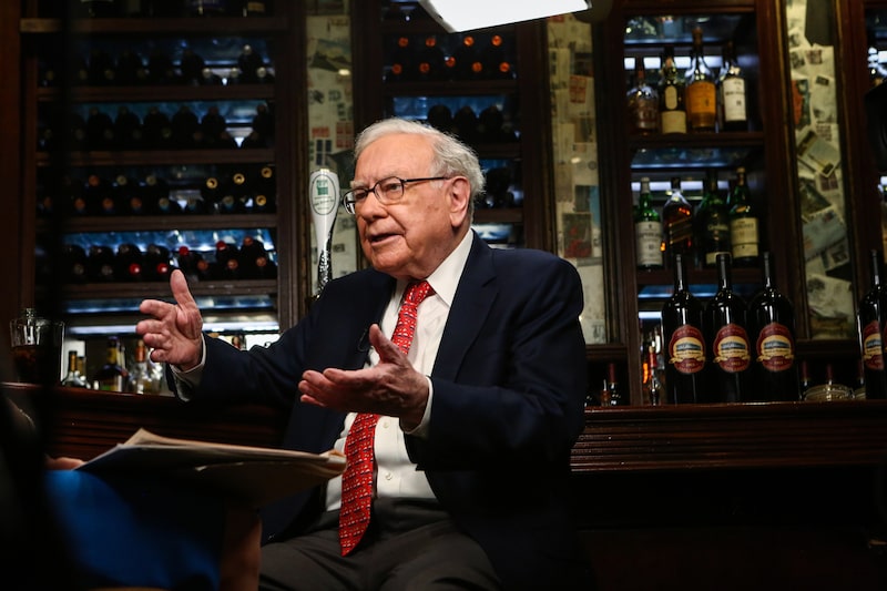 Warren Buffett, magnate empresarial estadounidense, inversor, filántropo y consejero delegado, presidente y presidente del consejo de administración de Berkshire Hathaway, habla durante una entrevista con Bloomberg en Nueva York, EE. UU., el miércoles 30 de agosto de 2017. Warren Buffett, magnate empresarial estadounidense, inversor, filántropo y consejero delegado, presidente y presidente del consejo de administración de Berkshire Hathaway, habla durante una entrevista con Bloomberg en Nueva York, EE. UU., el miércoles 30 de agosto de 2017.