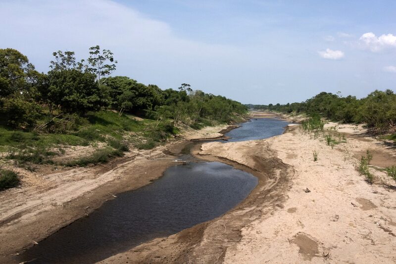 Seca em afluente do rio Amazonas, perto de Manaus Seca em afluente do rio Amazonas, perto de Manaus