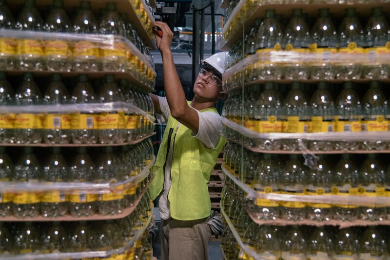 Coca-Cola Femsa y Arca Continental, las dos grandes embotelladoras mexicanas de Coca-Cola, están empezando a cargar en sus camiones desde cerveza hasta cereales Coca-Cola Femsa y Arca Continental, las dos grandes embotelladoras mexicanas de Coca-Cola, están empezando a cargar en sus camiones desde cerveza hasta cereales