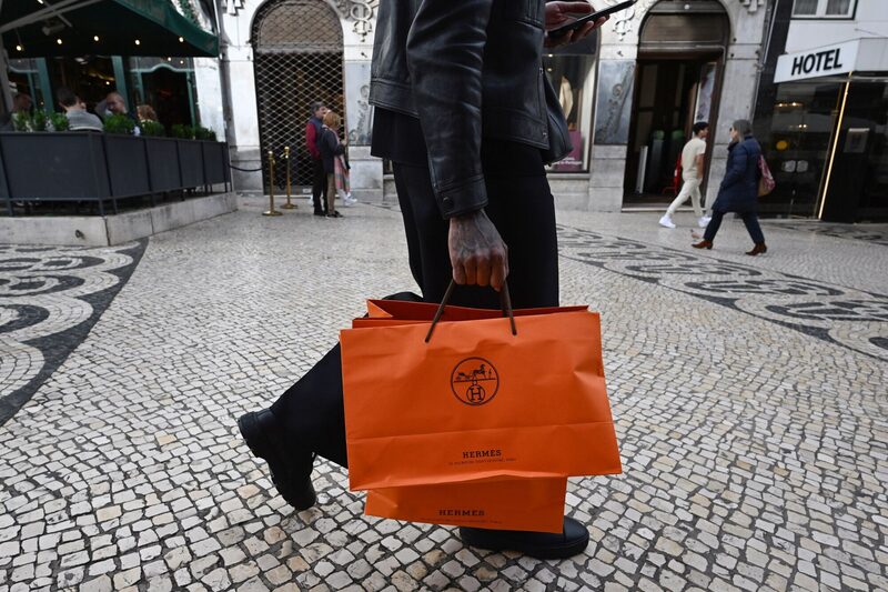 Hermés ofrece en su sitio web un jabón que se venden en US$40 dólares, que lo hacen el artículo de higiene personal más barato de la firma. En la imagen un comprador lleva bolsas de Hermès en Lisboa el 6 de diciembre de 2024. Fotógrafo: Zed Jameson/Bloomberg. Hermés ofrece en su sitio web un jabón que se venden en US$40 dólares, que lo hacen el artículo de higiene personal más barato de la firma. En la imagen un comprador lleva bolsas de Hermès en Lisboa el 6 de diciembre de 2024. Fotógrafo: Zed Jameson/Bloomberg.