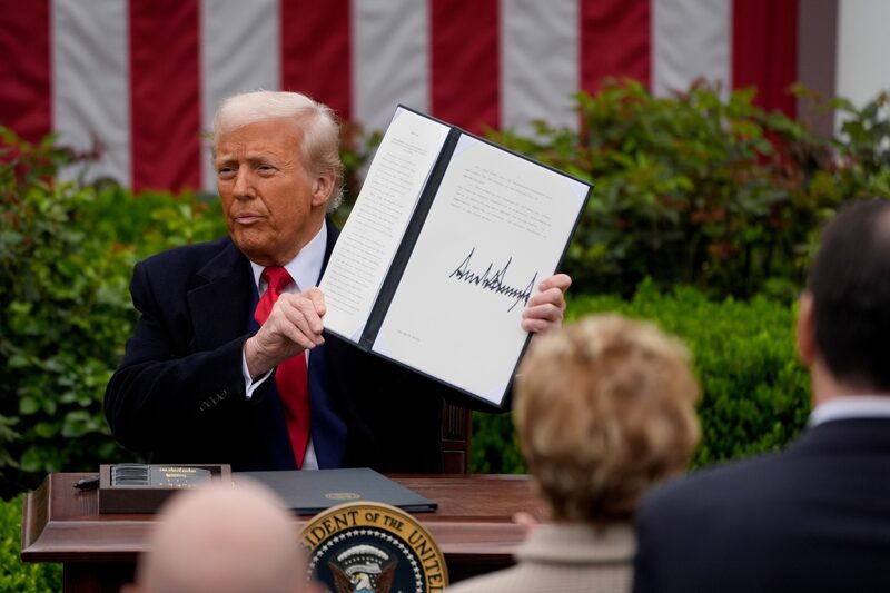 Trump crítica a China por aranceles de represalia y reitera que sus políticas se mantendrán. Trump crítica a China por aranceles de represalia y reitera que sus políticas se mantendrán.