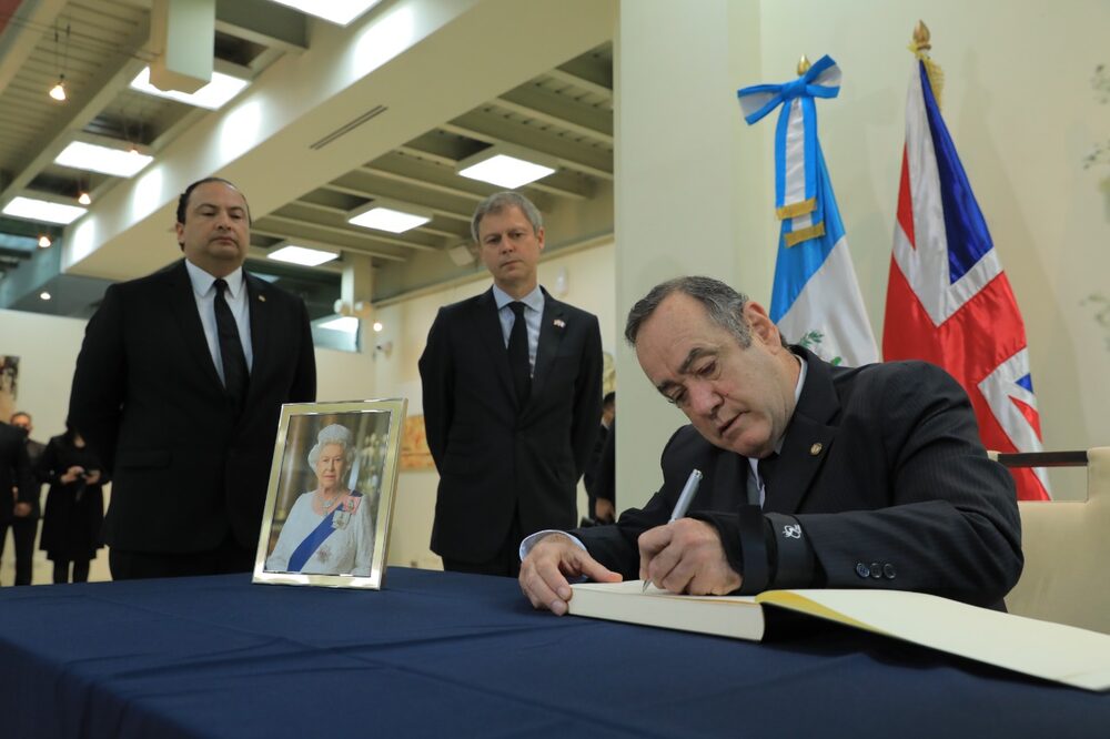 El presidente Alejandro Giammattei asistió a la Embajada Británica en Guatemala y expresó sus condolencias por la muerte de la reina Isabel II. El canciller Mario Búcaro y Nick Whittingham, embajador británico en Guatemala y Honduras lo acompañaron. El presidente Alejandro Giammattei asistió a la Embajada Británica en Guatemala y expresó sus condolencias por la muerte de la reina Isabel II. El canciller Mario Búcaro y Nick Whittingham, embajador británico en Guatemala y Honduras lo acompañaron.