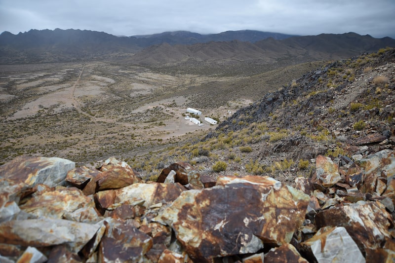 Esta imagen muestra la base del proyecto minero vista desde el cerro San Jorge, en Uspallata (Argentina), el 6 de diciembre de 2025. Esta imagen muestra la base del proyecto minero vista desde el cerro San Jorge, en Uspallata (Argentina), el 6 de diciembre de 2025.