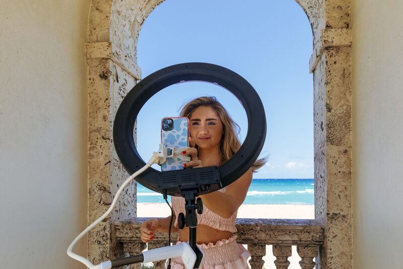 Gabby Murray, una creadora de TikTok de 19 años, en Palm Beach, Florida, EE.UU., el sábado 10 de abril de 2021. Gabby Murray, una creadora de TikTok de 19 años, en Palm Beach, Florida, EE.UU., el sábado 10 de abril de 2021.