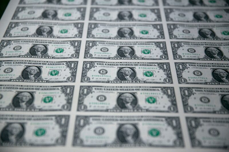 El terrible mes del dólar beneficia a las demás divisas del mundo El terrible mes del dólar beneficia a las demás divisas del mundo