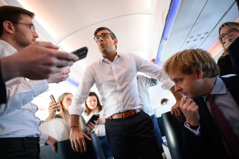Primer ministro británico Rishi Sunak habla con miembros de la prensa a bordo de un avión que viaja a San Diego, el 12 de marzo de 2023. (Foto de León Neal - WPA Pool /Getty Images) Fotógrafo: León Neal/Getty Images Europe Primer ministro británico Rishi Sunak habla con miembros de la prensa a bordo de un avión que viaja a San Diego, el 12 de marzo de 2023. (Foto de León Neal - WPA Pool /Getty Images) Fotógrafo: León Neal/Getty Images Europe