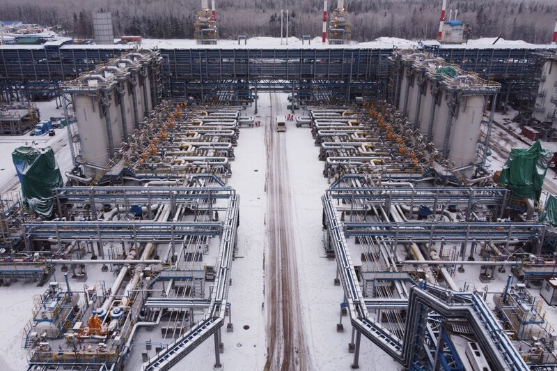 Columnas de absorción a ambos lados de una carretera de acceso cubierta de nieve en la estación de compresores de Gazprom PJSC Slavyanskaya, el punto de partida del gasoducto Nord Stream 2, en Ust-Luga, Rusia, el jueves 28 de enero de 2021. Columnas de absorción a ambos lados de una carretera de acceso cubierta de nieve en la estación de compresores de Gazprom PJSC Slavyanskaya, el punto de partida del gasoducto Nord Stream 2, en Ust-Luga, Rusia, el jueves 28 de enero de 2021.