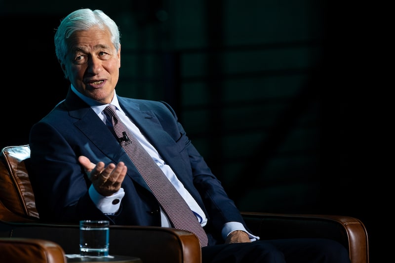 JPMorgan eleva el salario de su CEO, Jamie Dimon, hasta US$43 millones. JPMorgan eleva el salario de su CEO, Jamie Dimon, hasta US$43 millones.