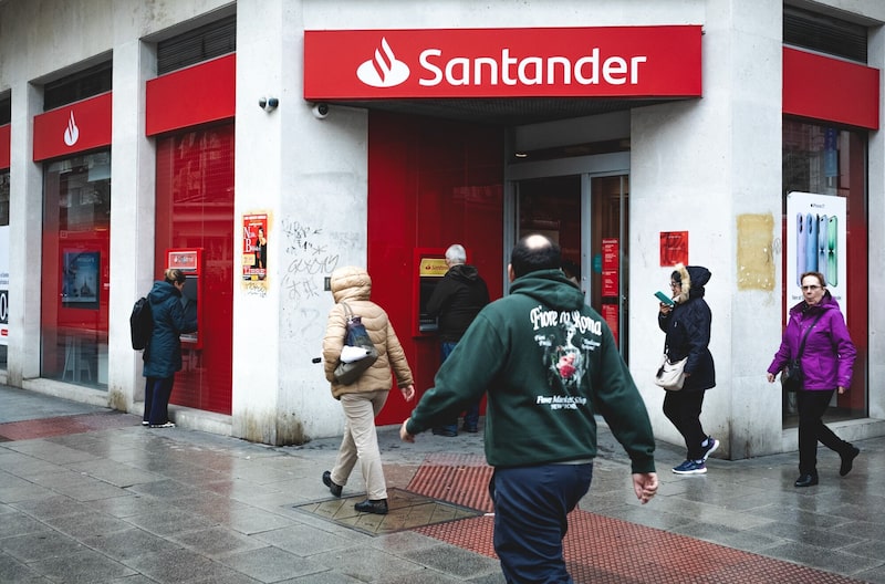 Una sucursal del Banco Santander SA en Madrid. Una sucursal del Banco Santander SA en Madrid.