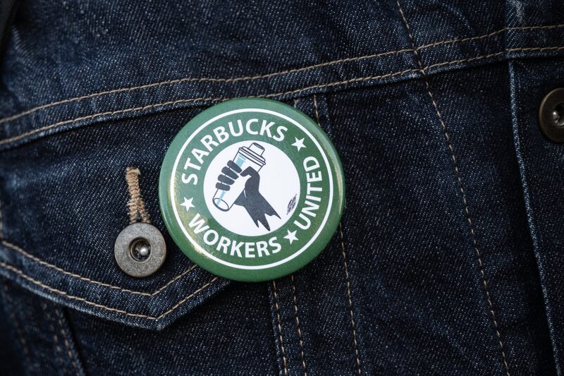 Un organizador con una insignia de Starbucks Workers United en 2023. Fotógrafo: Victor J. Blue/Bloomberg. Un organizador con una insignia de Starbucks Workers United en 2023. Fotógrafo: Victor J. Blue/Bloomberg.